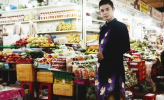 Ca sĩ Sơn Ngọc Minh lịch lãm, phong độ trong áo dài Việt Hùng bên chợ xưa Bến Thành