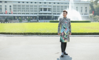 Ca sĩ Sỹ Luân lịch lãm như quý ông trong Áo dài Việt Hùng bên Dinh Độc Lập
