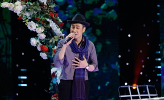 Ca sĩ Thanh Hoa ôm mặt khóc trên ghế nóng khi Tùng Lâm hóa nhạc sĩ Thanh Tùng ngồi trên xe lăn