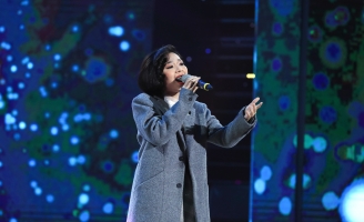 Ca sĩ trẻ có vòng eo 56 cm bị bầu sô gạ gẫm trước cửa phòng khách sạn