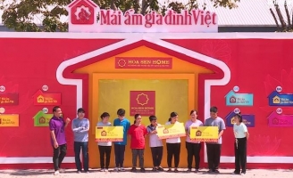 Các em nhỏ mồ côi bật khóc khi được NSƯT Kim Tử Long, Cát Phượng tặng “quà khủng” 