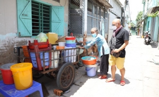 Cảm động trước nghị lực của ngoại Dần bán chè, Color Man gồng gánh 300 ly chè trong 60 phút