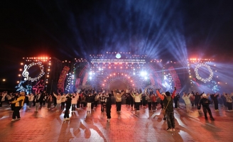 Cận cảnh sân khấu Lễ kỷ niệm 130 năm Đà Lạt tại quảng trường Lâm Viên