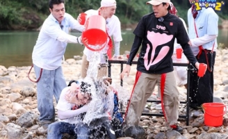 Cặp đôi “bảo bối” Uyển Ân - Võ Tấn Phát  te tua với game tạt nước