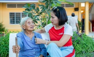 Cát Tường thương cho số phận bà cụ 84 tuổi một mình nuôi hai cháu nhỏ, con nuôi mất vì bị tâm thần