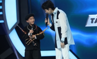 Cậu bé 11 tuổi mang đến  điệu múa khèn từ Bắc Kạn làm xiêu lòng Trấn Thành