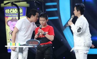 Cậu bé chơi rubik lộn ngược khiến Trấn Thành không tin vào mắt mình