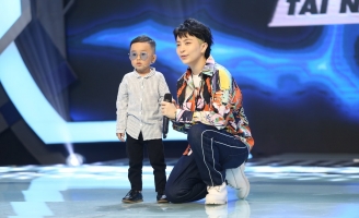 Cậu bé nổi tiếng trên Tiktok bất ngờ xuất hiện với cuộc đối thoại “gây lú”