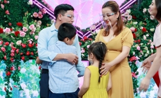 Cậu bé ôm chầm người được mai mối với mẹ khiến MC Ngọc Lan xúc động rơi nước mắt