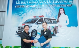 CEO Huỳnh Như bàn giao xe cho chương trình cứu thương 0 đồng