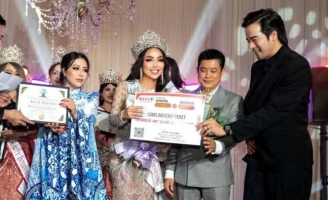CEO Kristine Thảo Lâm và diễn viên Đoàn Minh Tài trao danh hiệu cho Tân hoa hậu Kelly Phương tại Mỹ