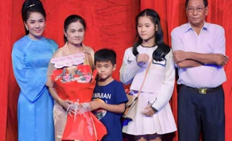 Cha mẹ, thầy cô, đồng nghiệp đến chúc mừng Thy Nhung tốt nghiệp đạo diễn sân khấu