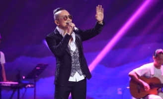 Chân rỉ máu, mắt bị thương vẫn không cản được Jimmii Nguyễn lên sân khấu hát phục vụ khán giả  