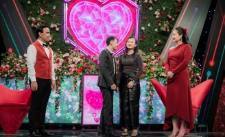 Chàng trai khiến MC Quyền Linh “xuýt xoa” vì độ cưng chiều bạn gái 