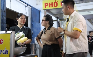 Chen Ru Lu trổ tài “gọt mì” tại quán ăn đặc biệt ở TP. HCM