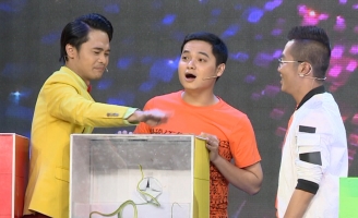 “Chị Canô” Lê Nhân bình tĩnh chơi với rắn tại Vui Cười Cười Vui