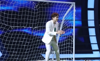 Chi Dân lột phăng giày, làm thủ môn cho siêu nhí 9 tuổi