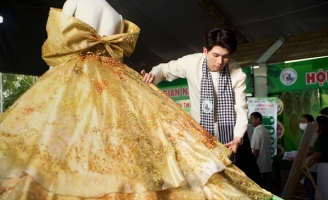 Chiếc váy Bánh xèo đính 10.000 viên Swarovski của Nguyễn Minh Công gây sốt