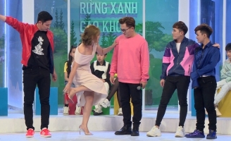 Chơi chung gameshow Huy Khánh không quên “chơi khăm” giấu guốc Ngọc Lan