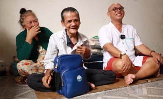 Chua xót cho người đàn ông khiếm thị bên cây đàn thau rong ruổi nơi bến phà suốt 50 năm