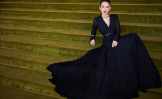 Chương Tử Di tỏa sáng trong thiết kế Cong Tri tại The Gold House Gala Awards