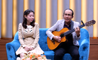 Chuyện tình đẹp của chàng nhạc sĩ khiếm thị Hà Chương và người vợ kém 18 tuổi