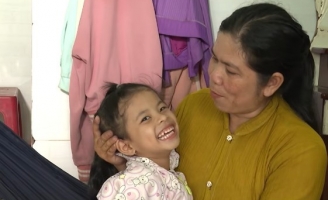 Chuyến xe nhân ái: Chồng khiếm khuyết ngày ngày đan lục bình, vợ xót xa nhìn đau nhức vì mưu sinh