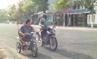 Chuyến xe nhân ái: Xót xa hoàn cảnh người cha khuyết tật một mình lam lũ nuôi con 