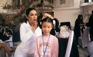 Cindy Thái Tài giúp Xuân Lan ở hậu trường tuần lễ thời trang