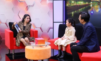 Cô bé 8 tuổi bật khóc khi mẹ bắt nghỉ học để đi diễn vì “lên truyền hình sẽ nổi tiếng hơn”