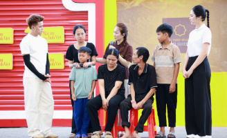 Cô bé từng phẫu thuật não chỉ mong mẹ bớt khổ khiến Thanh Thảo, Vân Nhi xót xa