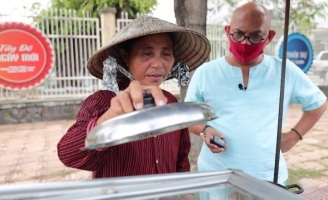 Color Man bán bánh bò giúp người bà U60 một mình nuôi 2 cháu