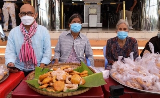 Color Man “choáng váng” trước thử thách bán 600 cái bánh cam, bánh còng trong vòng 90 phút