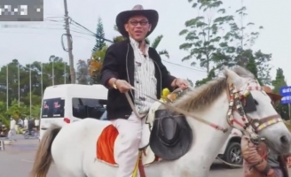 Color Man hóa cao bồi, thích thú cưỡi ngựa thực hiện chương trình Quà Tặng Bất Ngờ  