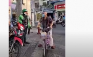 Color Man lần đầu khoe “siêu xe tiền tỷ” khi đi quay gameshow “Bữa ngon nhớ đời”