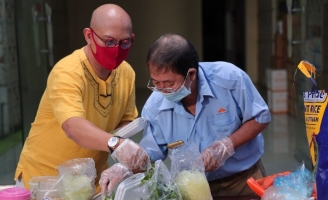 Color Man “lăn xả” bán hàng để giúp “chú bán gỏi” U70 mổ cườm mắt 