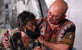 Color Man lập kỷ lục bán 1 ổ bánh mì giá 200 USD giúp cụ bà bị Parkinson 