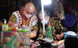 Color Man nghẹn ngào trước cảnh đời hiu quạnh của cụ bà 74 tuổi vất vả mưu sinh