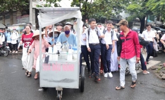 Color Man phải “bỏ chạy” khi ghi hình Tiếng Rao 4.0 giúp cụ bà U90 tại Cà Mau