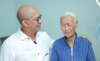 Color Man “ra tay” bán 200 cây kẹo chỉ giúp cụ bà 81 tuổi trong Tiếng Rao 4.0