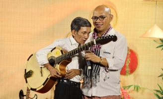 Color Man thán phục tài năng chơi đàn guitar, hát tân cổ của người đàn ông mù 