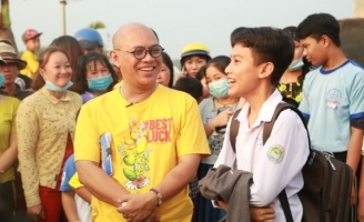 Color Man thay Sam làm host chương trình Quà Tặng Bất Ngờ