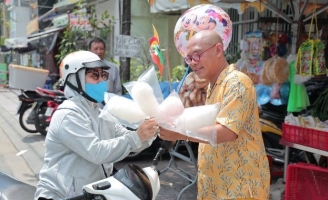 Color Man “toát mồ hôi” khi rao bán kẹo bông gòn ở Tiếng Rao 4.0