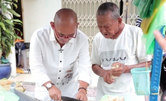 Color Man trổ tài “múa đao” chặt mía giúp cụ ông nghèo trong Tiếng Rao 4.0