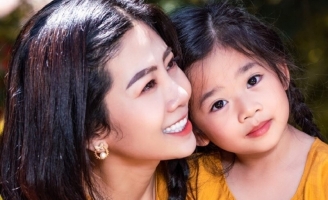 Con gái cố diễn viên Mai Phương đến thắp hương vào ngày giỗ đầu của mẹ