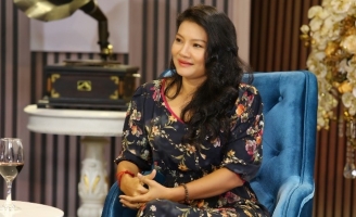 Con gái Kiều Trinh từng bỏ học 2 tuần vì bị bạn bè trêu chọc khi mẹ đóng “cảnh nóng”