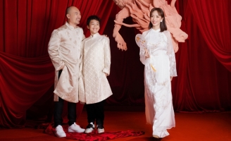 Con trai Thu Trang - Tiến Luật chụp ảnh Tết cùng ba mẹ