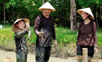 Con trai Thu Trang trổ tài trồng lúa, bắt vịt điêu luyện ở Thử Thách Lớn Khôn