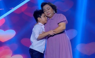 Con trai tự tin hát rap hỗ trợ Kim Đào thi Cười Xuyên Việt 2020