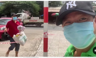 Cộng đồng mạng xúc động trước hình ảnh Quyền Linh tiếp tế cho em trai Quyền Lộc